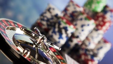 Live Casino Hold'em table with dealer and community cards displayed